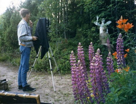 Veli Granö is working for his series Onnela, Paimio 1987 Photo: Sakari Sunila